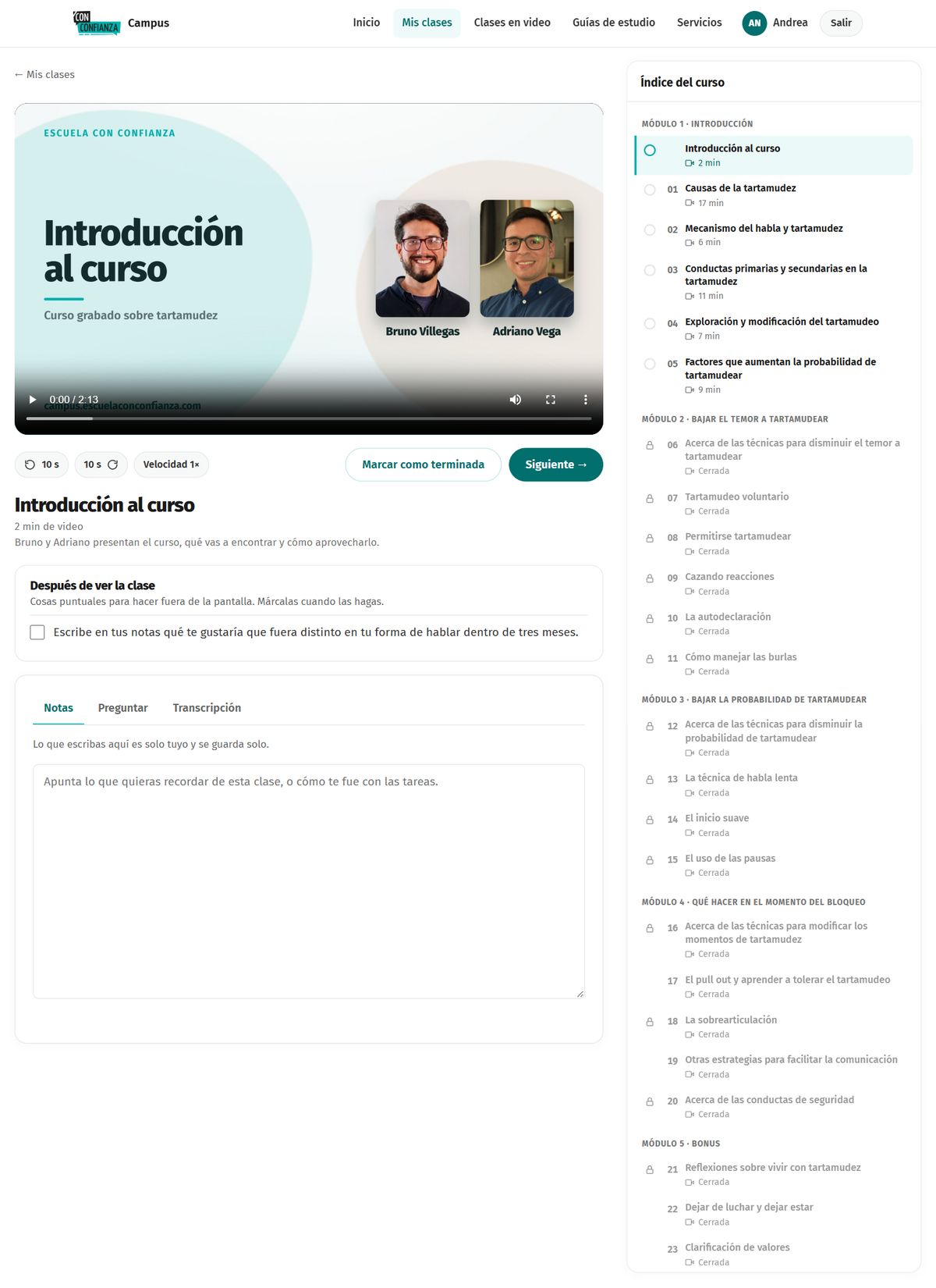 Una clase en video, con el índice del curso al costado