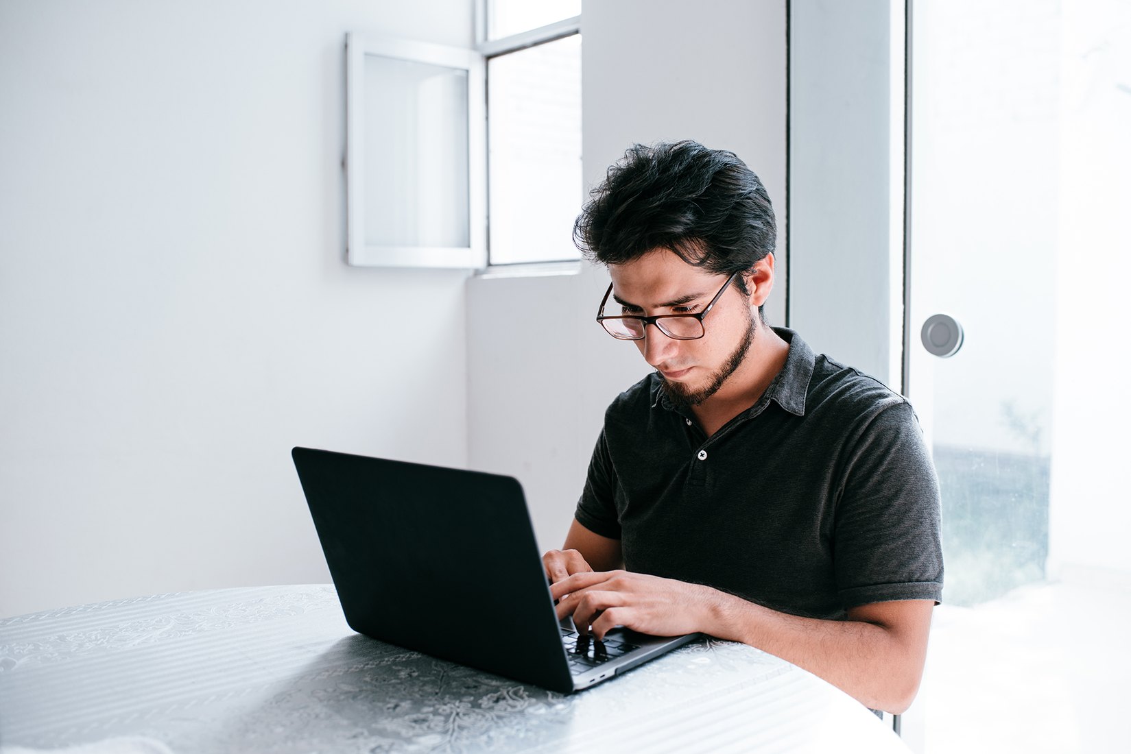 Estudiante tomando curso grabado