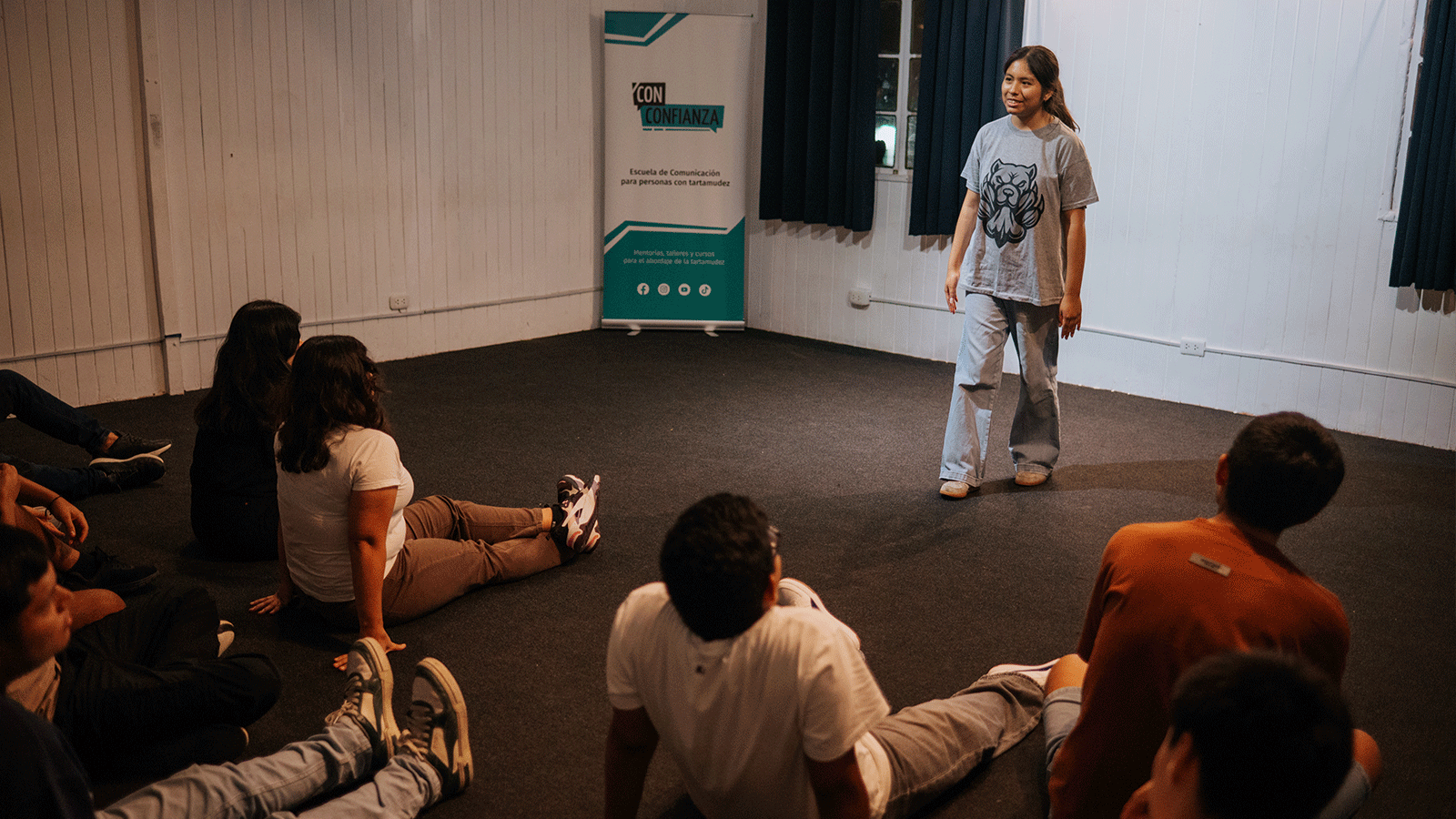 Persona hablando con confianza