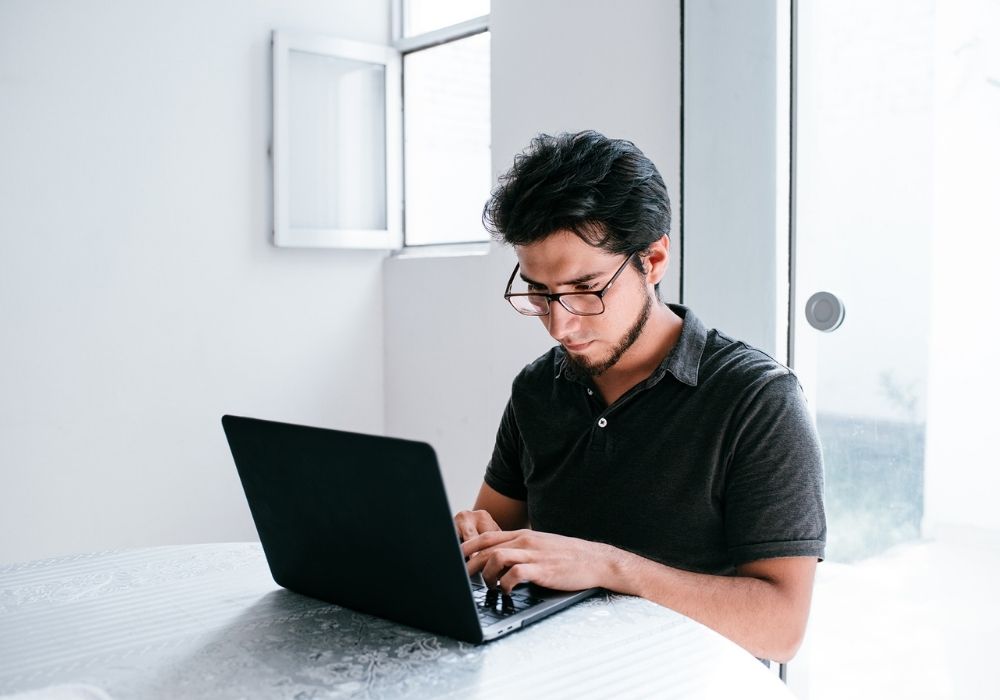 Estudiante tomando curso grabado